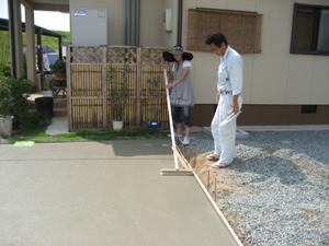 初めての体験に興奮されてましたのでついでにコンクリートに刷毛を引く作業も体験して頂きました。
